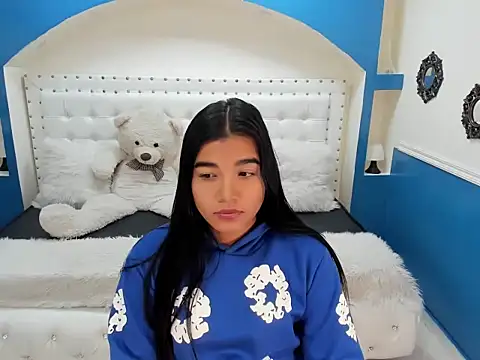 Snapshot of Sheyla_Bell chatting on 10-31-25, 01:45 Sheyla Bell online show from 10-31-25, 01:45