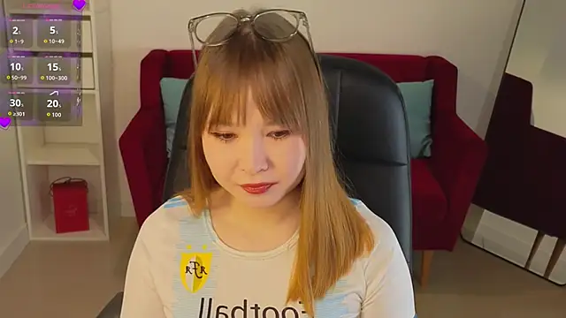 Snapshot of YourTanomi chatting on 11-04-25, 12:15 YourTanomi online show from 11-04-25, 12:15