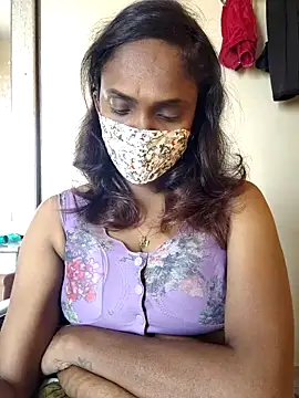 Snapshot of Queen-dhivya chatting on 03-06-26, 07:05 Queen-dhivya online show from 03-06-26, 07:05