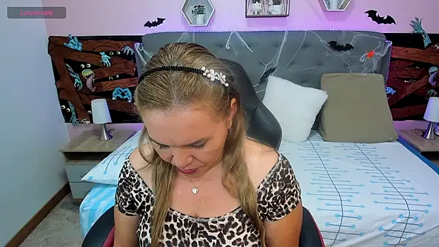 Snapshot of _sarah_lovely chatting on 10-31-25, 03:13 sarah lovely online show from 10-31-25, 03:13