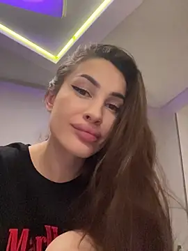 Snapshot of Muna_Luu chatting on 10-31-25, 10:11 Muna Luu online show from 10-31-25, 10:11