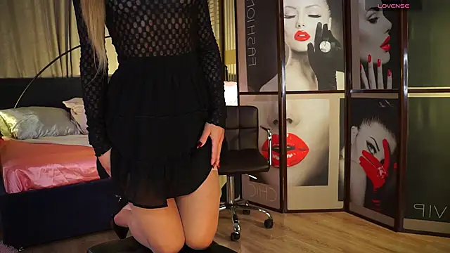 Nikki  Amour online show from 11-17-25, 08:42