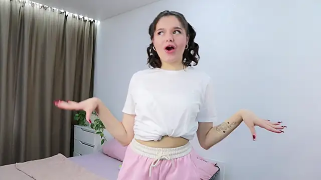 Snapshot of Xo_Laura chatting on 11-04-25, 08:35 Xo Laura online show from 11-04-25, 08:35