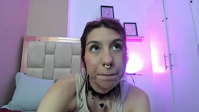 Snapshot of zoe-moreau chatting on 12-19-25, 07:10 zoe-moreau online show from 12-19-25, 07:10