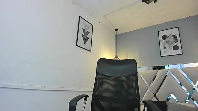 Snapshot of zoe-moreau chatting on 01-15-26, 08:12 zoe-moreau online show from 01-15-26, 08:12