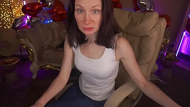 Snapshot of AmiraGoldd chatting on 02-16-26, 02:18 AmiraGoldd online show from 02-16-26, 02:18