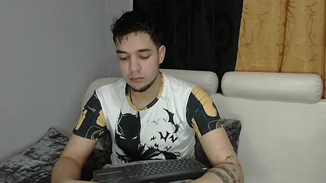 Theo Lightwood online show from 11-21-25, 06:45