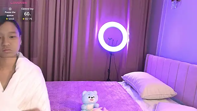 Snapshot of lihnpham chatting on 11-17-25, 01:33 lihnpham online show from 11-17-25, 01:33