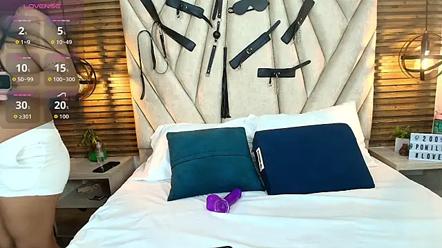 Snapshot of KimberlyFox_t chatting on 11-10-25, 12:48 KimberlyFox t online show from 11-10-25, 12:48