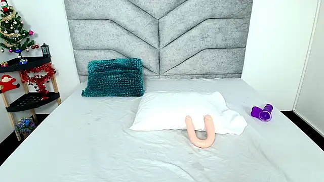 Snapshot of KimberlyFox_t chatting on 01-14-26, 02:23 KimberlyFox t online show from 01-14-26, 02:23