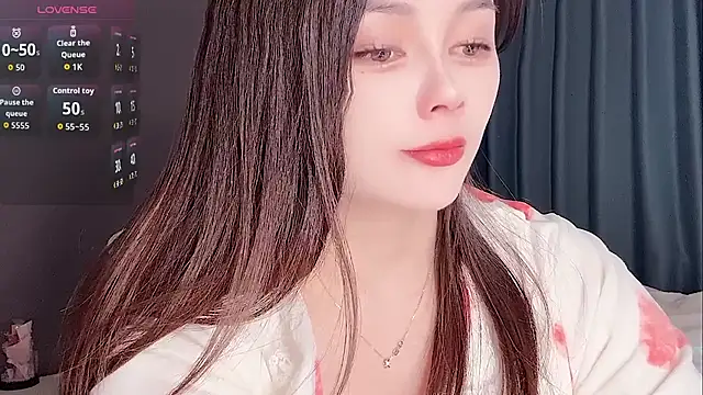 Snapshot of Yesenia- chatting on 11-17-25, 05:13 Yesenia- online show from 11-17-25, 05:13