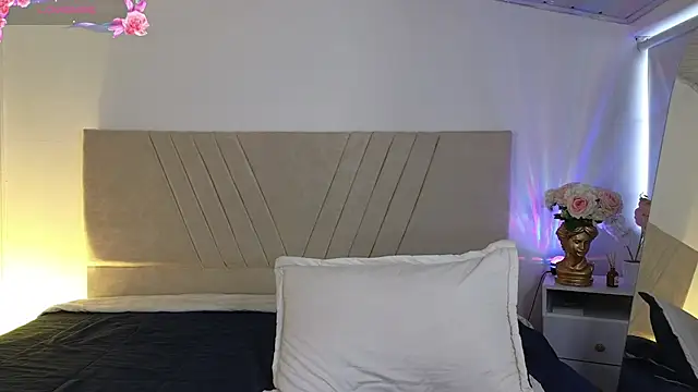 Snapshot of NatashaBlade_ chatting on 12-17-25, 12:00 NatashaBlade online show from 12-17-25, 12:00