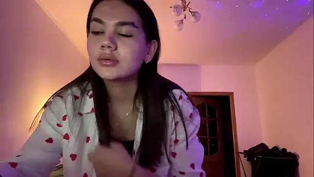 Snapshot of Priscillla_Cute chatting on 11-13-25, 03:33 Priscillla Cute online show from 11-13-25, 03:33