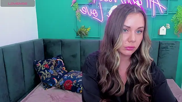 Snapshot of TracyMooree chatting on 11-09-25, 05:06 TracyMooree online show from 11-09-25, 05:06