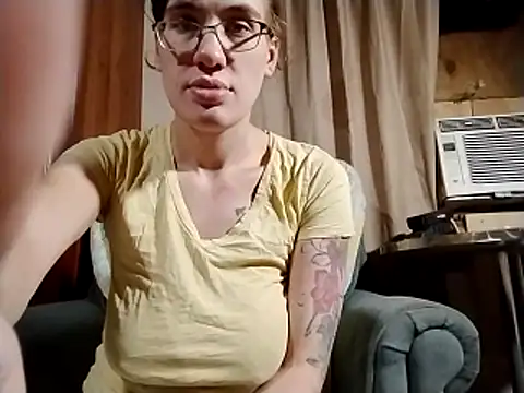 Snapshot of Harley_and_The_Joker chatting on 11-26-25, 01:50 Harley and The Joker online show from 11-26-25, 01:50