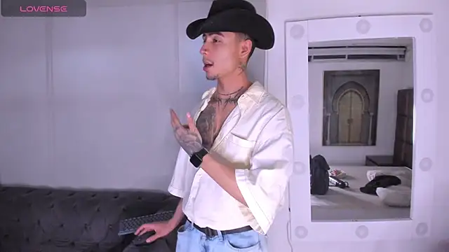 Snapshot of PiperrCry chatting on 11-08-25, 04:01 PiperrCry online show from 11-08-25, 04:01