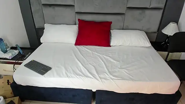 CatleyaSmith online show from 12-20-25, 12:12