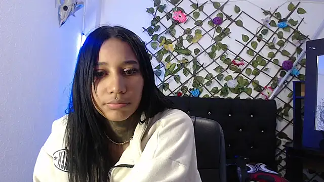 Snapshot of lyam_ebony_ chatting on 12-23-25, 01:25 lyam ebony online show from 12-23-25, 01:25