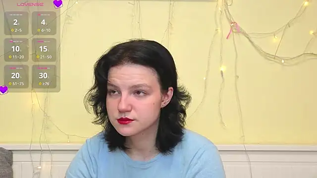 Snapshot of LatinaHuguenin chatting on 12-18-25, 07:03 LatinaHuguenin online show from 12-18-25, 07:03