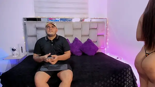 Snapshot of KimaandNate chatting on 11-08-25, 02:23 KimaandNate online show from 11-08-25, 02:23