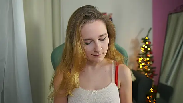 Snapshot of glossy_babe_ chatting on 12-19-25, 02:13 glossy babe online show from 12-19-25, 02:13