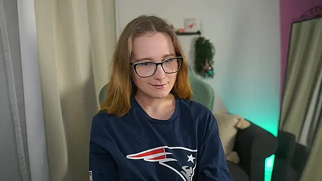 Snapshot of glossy_babe_ chatting on 02-08-26, 09:13 glossy babe online show from 02-08-26, 09:13