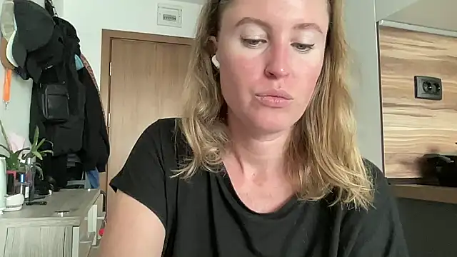 Snapshot of Ameli8 chatting on 11-26-25, 12:17 Ameli8 online show from 11-26-25, 12:17