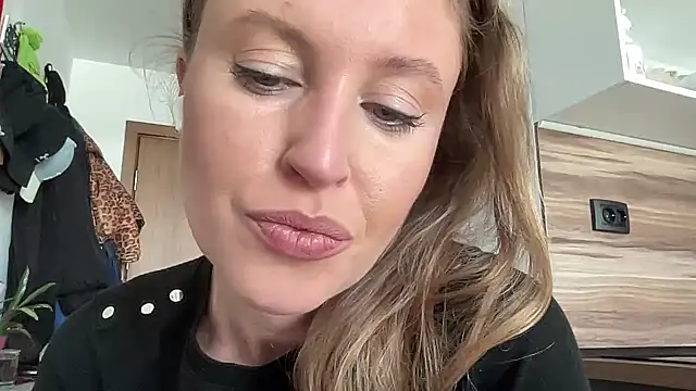 Snapshot of Ameli8 chatting on 12-17-25, 11:16 Ameli8 online show from 12-17-25, 11:16