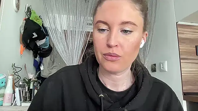 Snapshot of Ameli8 chatting on 03-14-26, 10:10 Ameli8 online show from 03-14-26, 10:10