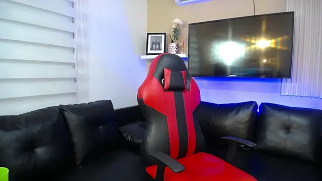 Snapshot of Tessachains_2_ chatting on 12-19-25, 04:58 Tessachains 2 online show from 12-19-25, 04:58