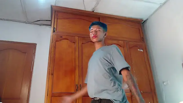 Snapshot of Tessachains_2_ chatting on 02-10-26, 01:37 Tessachains 2 online show from 02-10-26, 01:37