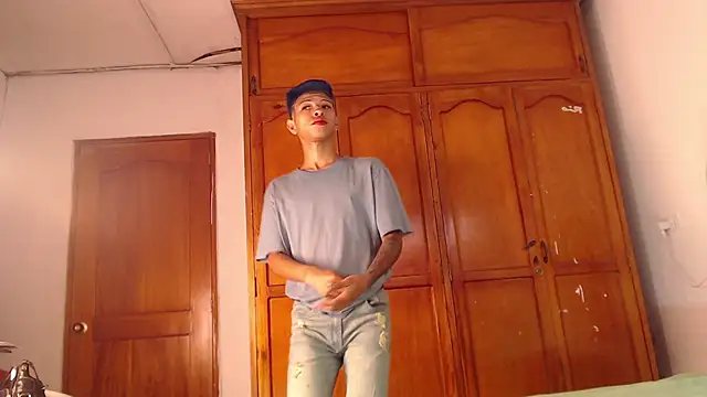 Snapshot of Tessachains_2_ chatting on 02-14-26, 02:03 Tessachains 2 online show from 02-14-26, 02:03