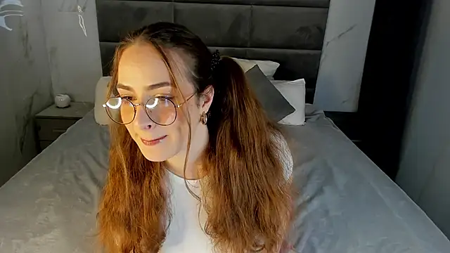 Snapshot of moon_sanny chatting on 12-17-25, 09:26 moon sanny online show from 12-17-25, 09:26