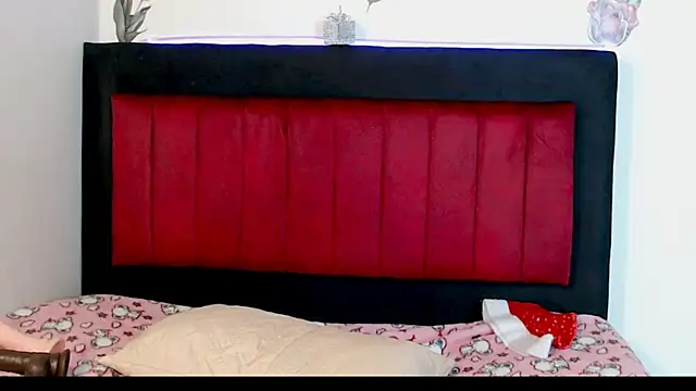 Snapshot of AMARYXS chatting on 12-20-25, 12:23 AMARYXS online show from 12-20-25, 12:23