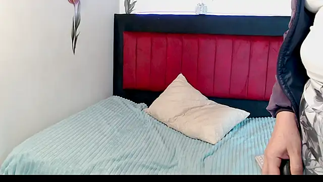 Snapshot of AMARYXS chatting on 12-22-25, 12:57 AMARYXS online show from 12-22-25, 12:57