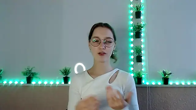 Snapshot of Curlyyy_Girl chatting on 11-11-25, 11:43 Curlyyy Girl online show from 11-11-25, 11:43