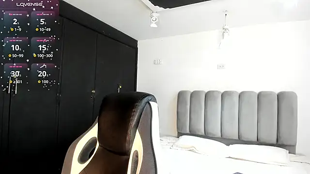 ZarinaWynne online show from 04-26-26, 02:04