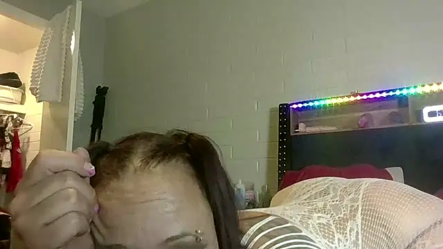 Snapshot of nikkibae33 chatting on 06-17-26, 01:45 nikkibae33 online show from 06-17-26, 01:45