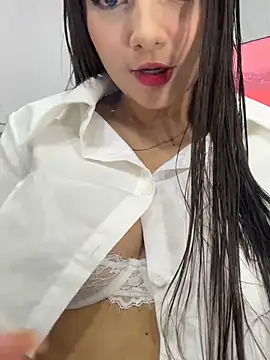 Snapshot of EmmiiGlow chatting on 01-11-26, 02:27 EmmiiGlow online show from 01-11-26, 02:27