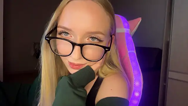 Snapshot of LaceDream chatting on 11-11-25, 09:15 LaceDream online show from 11-11-25, 09:15