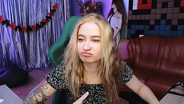 Snapshot of LeilaUvrays chatting on 11-10-25, 01:43 LeilaUvrays online show from 11-10-25, 01:43