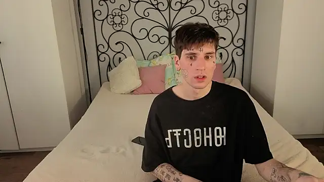 Snapshot of Danny_loves_Mary chatting on 03-11-26, 11:27 Danny loves Mary online show from 03-11-26, 11:27