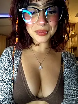 Snapshot of Sarah_Lark- chatting on 05-12-26, 12:30 Sarah Lark- online show from 05-12-26, 12:30