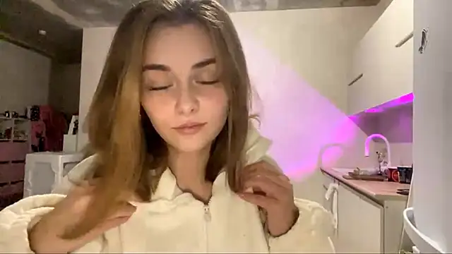 Snapshot of GeralynChiszar chatting on 11-18-25, 08:13 GeralynChiszar online show from 11-18-25, 08:13