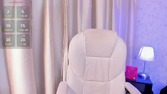 Snapshot of cleeo_nile chatting on 11-25-25, 04:01 cleeo nile online show from 11-25-25, 04:01