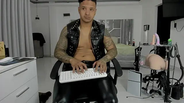 Snapshot of master_leather chatting on 05-22-26, 02:01 master leather online show from 05-22-26, 02:01
