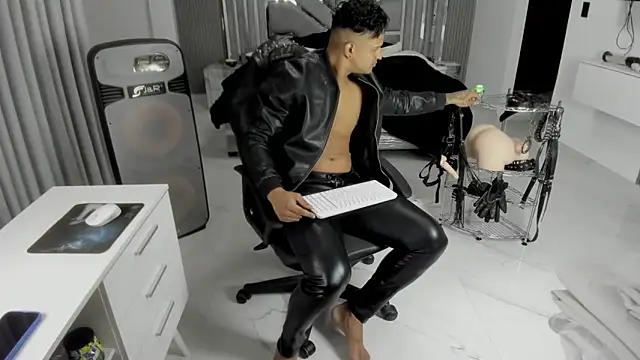 Snapshot of master_leather chatting on 06-06-26, 01:11 master leather online show from 06-06-26, 01:11
