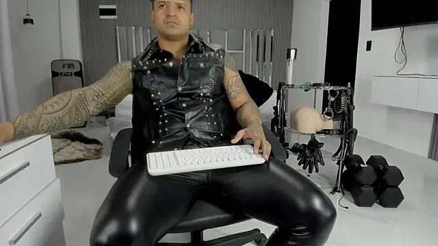 Snapshot of master_leather chatting on 06-10-26, 04:56 master leather online show from 06-10-26, 04:56