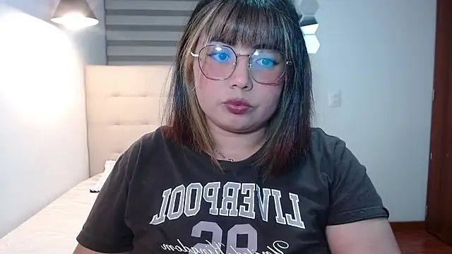 Snapshot of YiniBelle chatting on 11-24-25, 02:44 YiniBelle online show from 11-24-25, 02:44