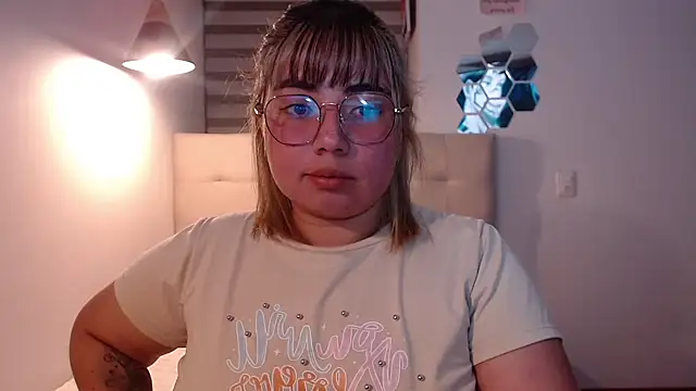 Snapshot of YiniBelle chatting on 11-26-25, 03:29 YiniBelle online show from 11-26-25, 03:29